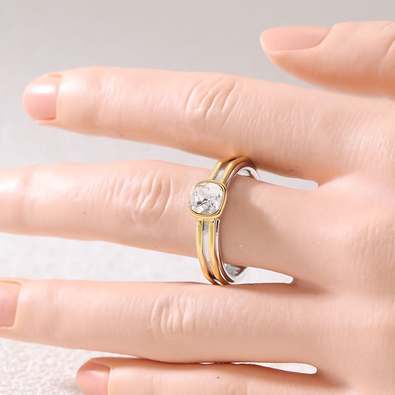 Women's Contrasting Color Square Pillow Synthetic Zirconia Ring